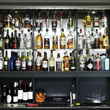 מלון Beachcombers 3*