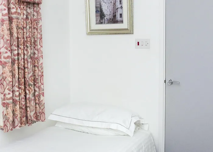 Beachcombers Otel 3*